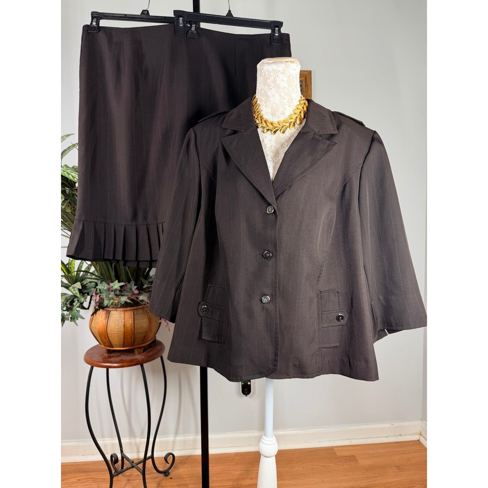 Sweet Suit Woman Skirt Set Women 24W Brown Polyester Pinstripe Pleated Blazer